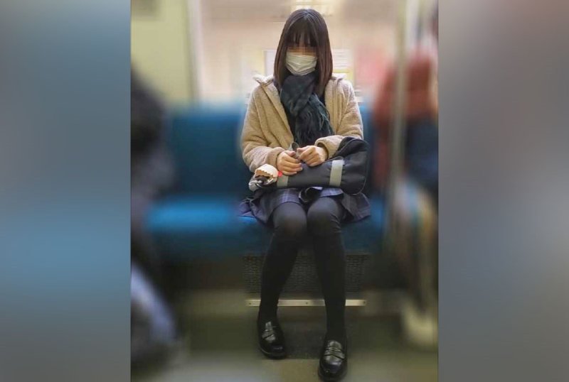 FC2PPV 3183041 [2004 Grade] Black Hair Knee High ⑤ After School, Insert A Toy In The Toilet And Take The Train To The Station Where The Hotel Is Located